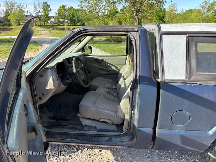image for item FG0281 2003 Chevrolet S10 pickup truck