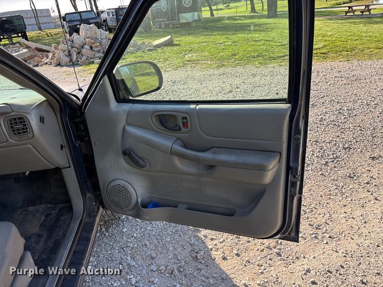 image for item FG0281 2003 Chevrolet S10 pickup truck