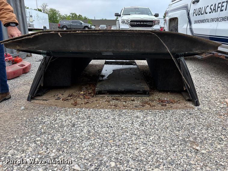 image for item FG0299 Leer pickup truck topper
