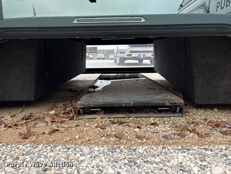 image for item FG0299 Leer pickup truck topper