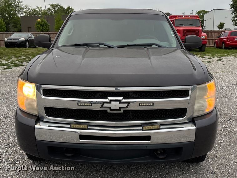 image for item FG0300 2011 Chevrolet Silverado 1500 Ext. Cab pickup truck