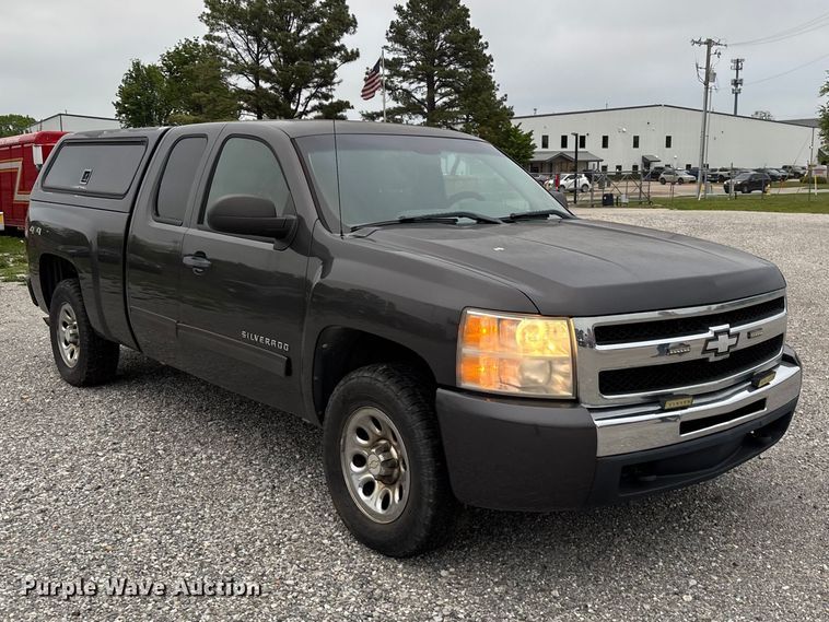 image for item FG0300 2011 Chevrolet Silverado 1500 Ext. Cab pickup truck