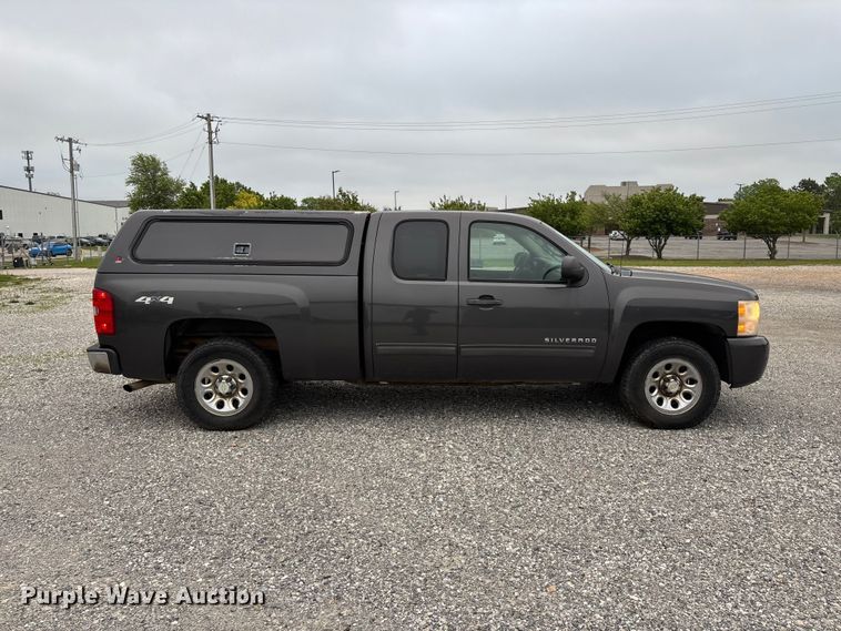image for item FG0300 2011 Chevrolet Silverado 1500 Ext. Cab pickup truck