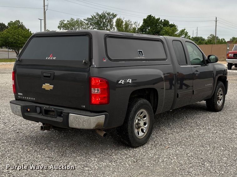 image for item FG0300 2011 Chevrolet Silverado 1500 Ext. Cab pickup truck