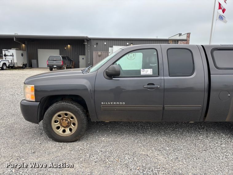 image for item FG0300 2011 Chevrolet Silverado 1500 Ext. Cab pickup truck