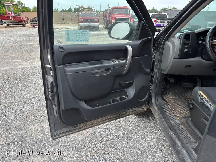 image for item FG0300 2011 Chevrolet Silverado 1500 Ext. Cab pickup truck