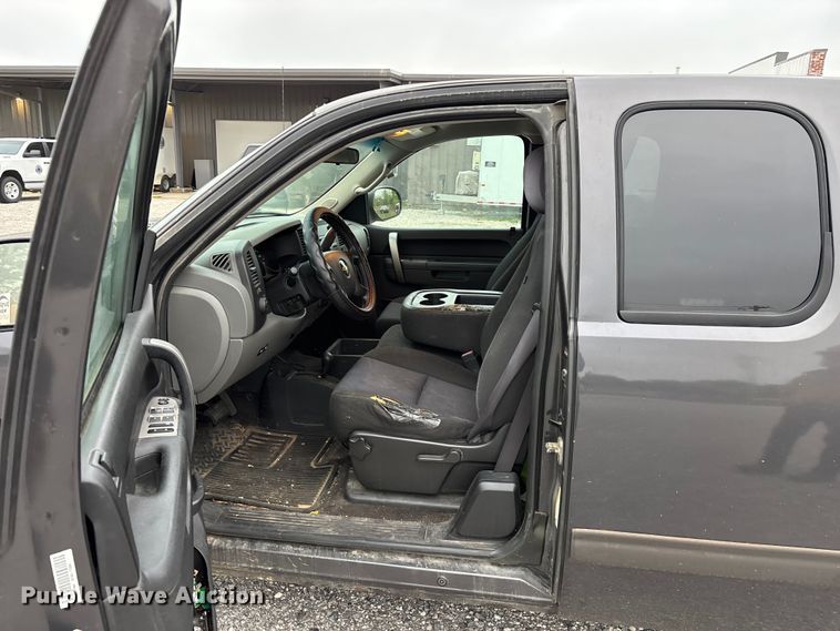 image for item FG0300 2011 Chevrolet Silverado 1500 Ext. Cab pickup truck