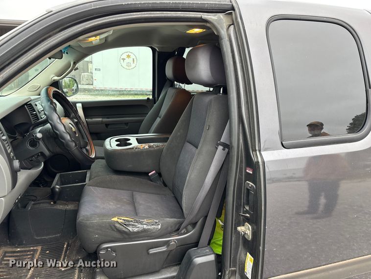 image for item FG0300 2011 Chevrolet Silverado 1500 Ext. Cab pickup truck