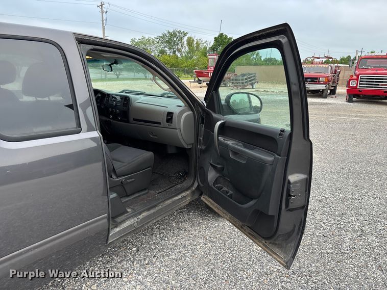 image for item FG0300 2011 Chevrolet Silverado 1500 Ext. Cab pickup truck