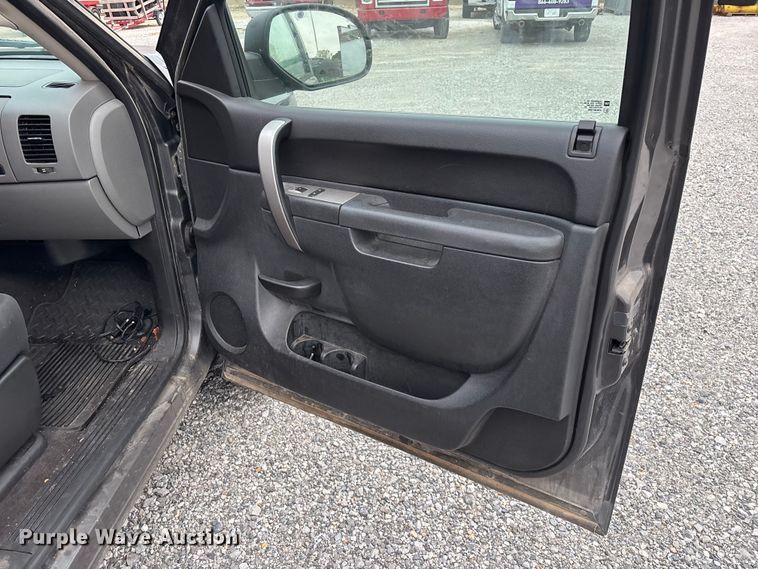 image for item FG0300 2011 Chevrolet Silverado 1500 Ext. Cab pickup truck