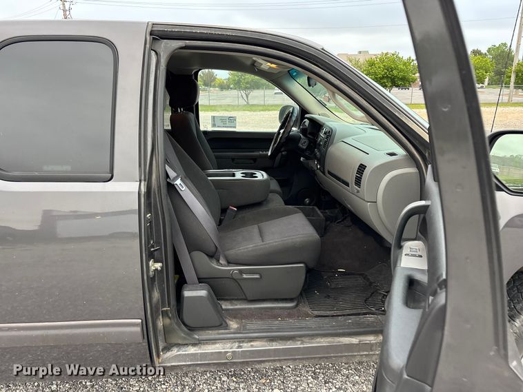 image for item FG0300 2011 Chevrolet Silverado 1500 Ext. Cab pickup truck