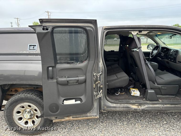 image for item FG0300 2011 Chevrolet Silverado 1500 Ext. Cab pickup truck