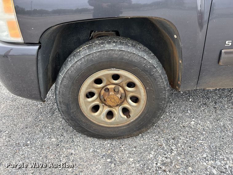 image for item FG0300 2011 Chevrolet Silverado 1500 Ext. Cab pickup truck