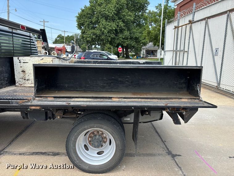 image for item FG0562 2016 Ford F450 Super Duty Crew Cab flatbed truck