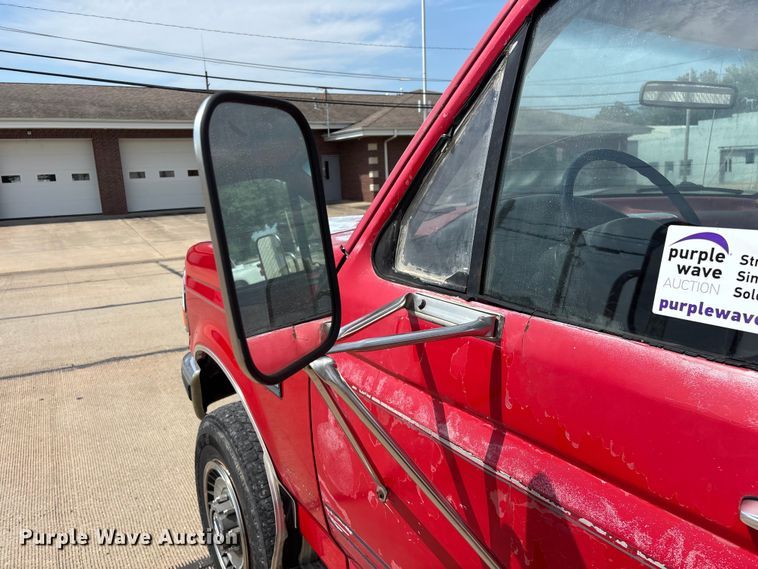 image for item FG0563 1993 Ford F350 flatbed pickup truck