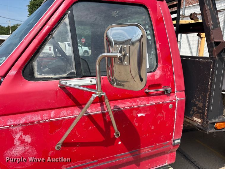 image for item FG0563 1993 Ford F350 flatbed pickup truck