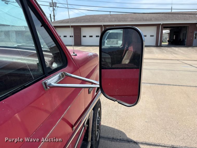 image for item FG0563 1993 Ford F350 flatbed pickup truck