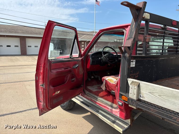 image for item FG0563 1993 Ford F350 flatbed pickup truck