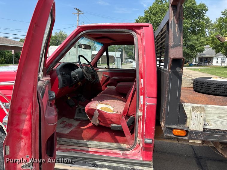 image for item FG0563 1993 Ford F350 flatbed pickup truck