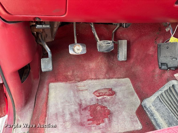 image for item FG0563 1993 Ford F350 flatbed pickup truck