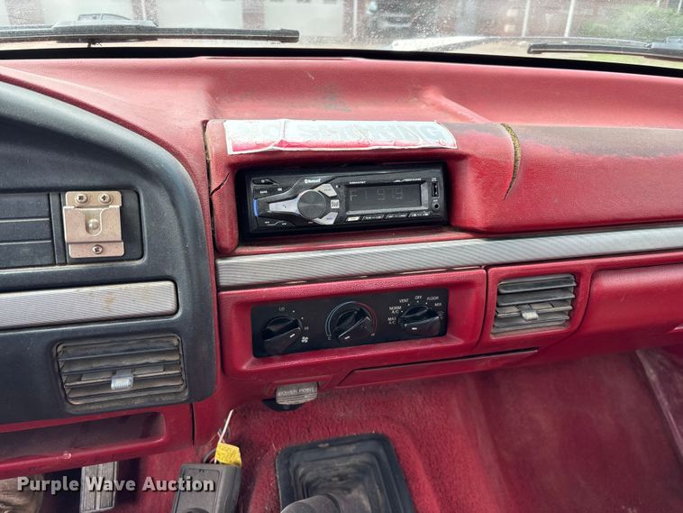 image for item FG0563 1993 Ford F350 flatbed pickup truck