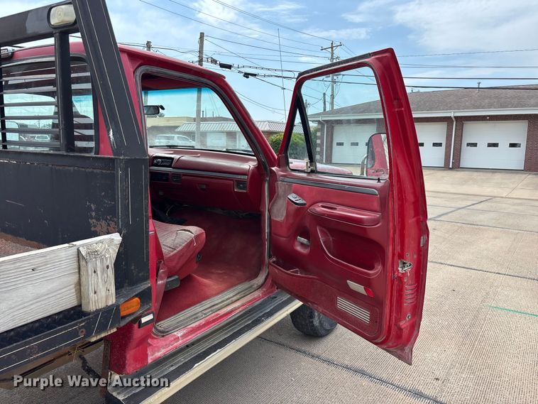 image for item FG0563 1993 Ford F350 flatbed pickup truck