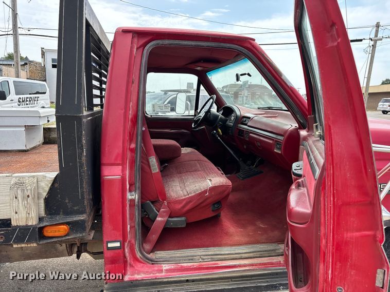 image for item FG0563 1993 Ford F350 flatbed pickup truck