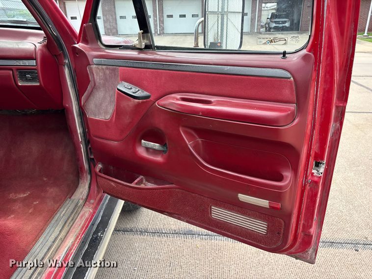 image for item FG0563 1993 Ford F350 flatbed pickup truck