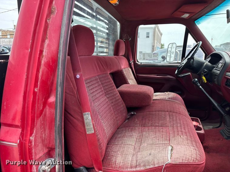 image for item FG0563 1993 Ford F350 flatbed pickup truck