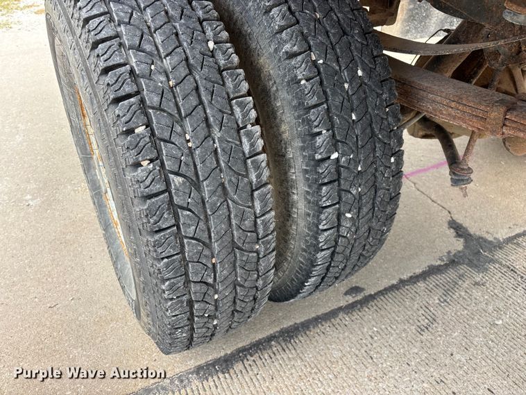 image for item FG0563 1993 Ford F350 flatbed pickup truck