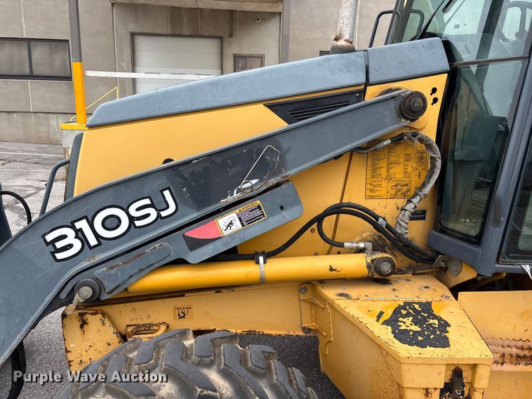 image for item FG0566 2007 John Deere 310SJ backhoe