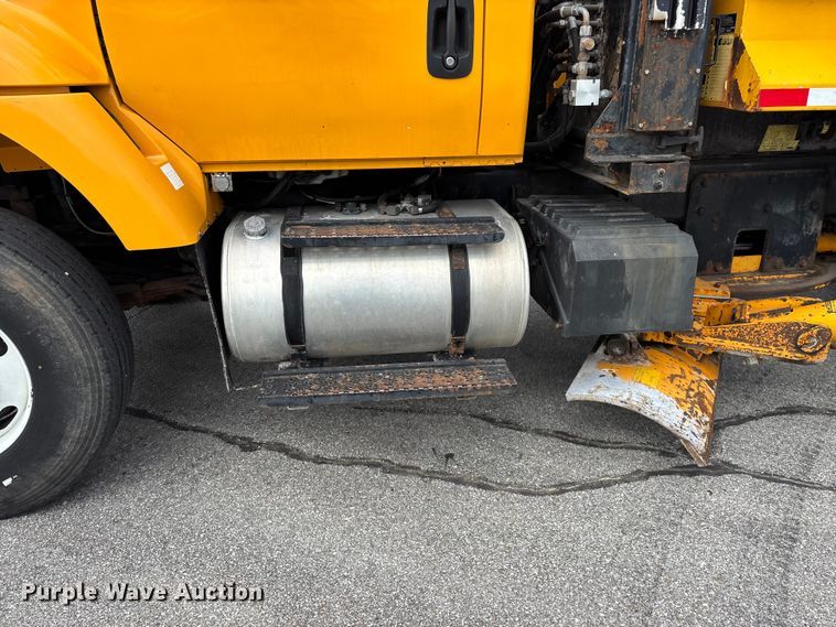 image for item FG0570 2010 International 7500 SFA dump truck