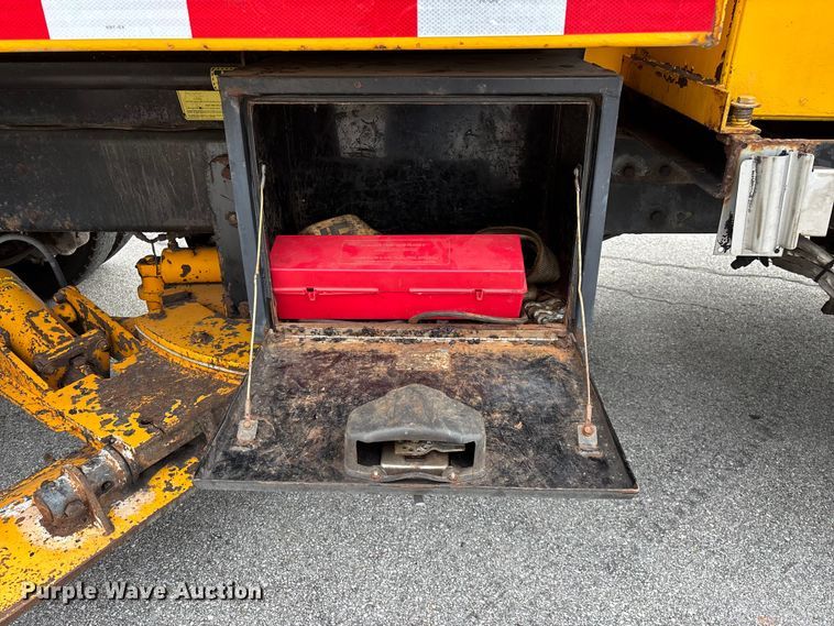 image for item FG0570 2010 International 7500 SFA dump truck