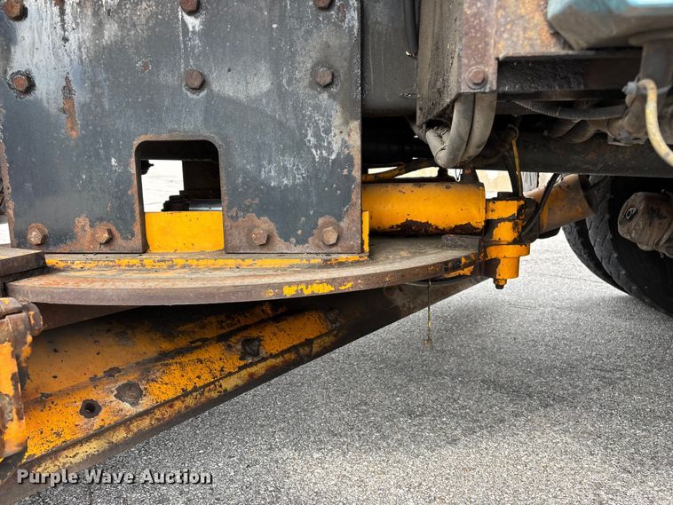 image for item FG0570 2010 International 7500 SFA dump truck