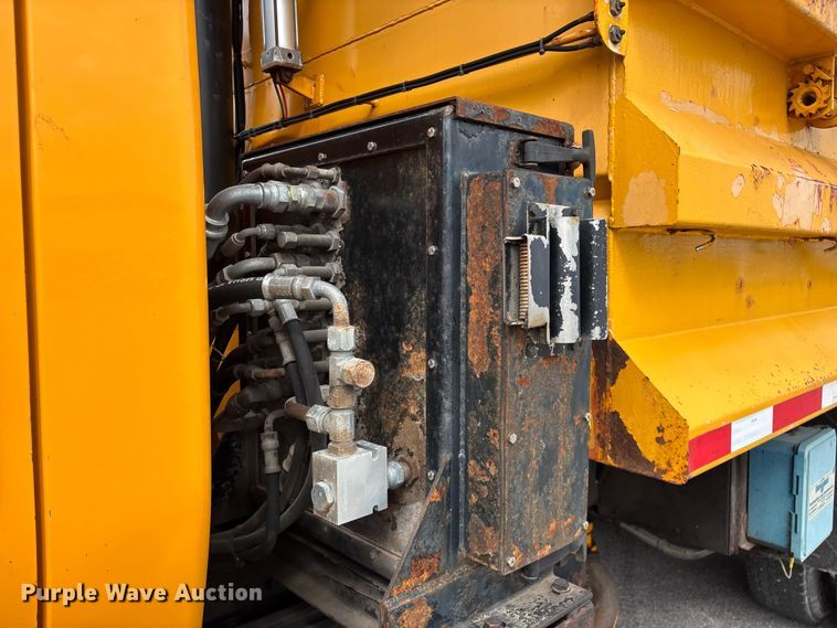 image for item FG0570 2010 International 7500 SFA dump truck