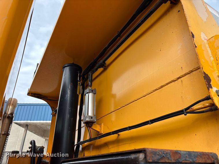 image for item FG0570 2010 International 7500 SFA dump truck