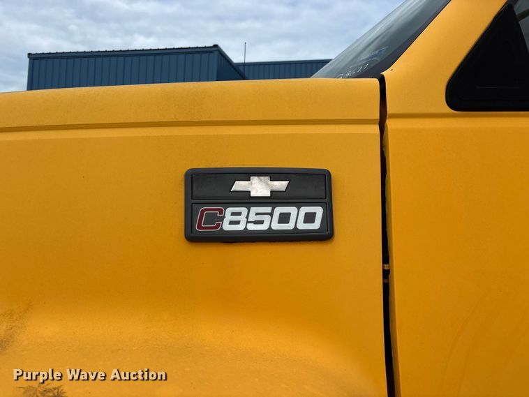 image for item FG0571 1999 Chevrolet C8500 truck cab and chassis