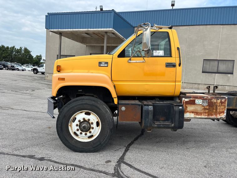 image for item FG0571 1999 Chevrolet C8500 truck cab and chassis