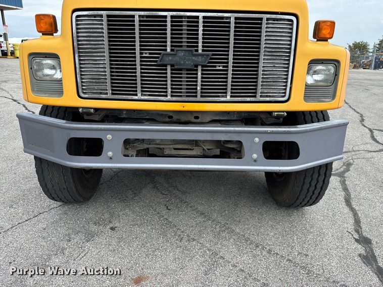 image for item FG0571 1999 Chevrolet C8500 truck cab and chassis