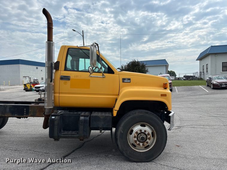 image for item FG0571 1999 Chevrolet C8500 truck cab and chassis