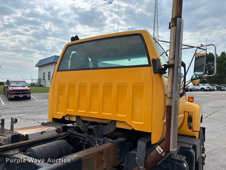 image for item FG0571 1999 Chevrolet C8500 truck cab and chassis