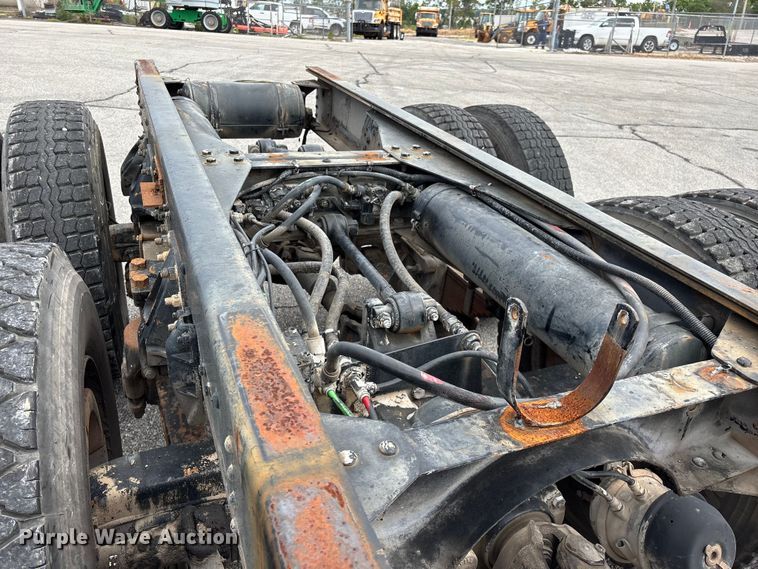 image for item FG0571 1999 Chevrolet C8500 truck cab and chassis