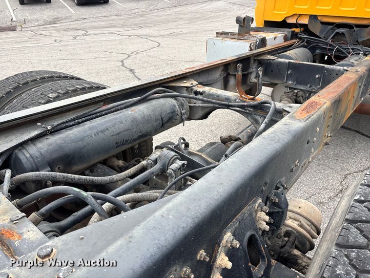 image for item FG0571 1999 Chevrolet C8500 truck cab and chassis