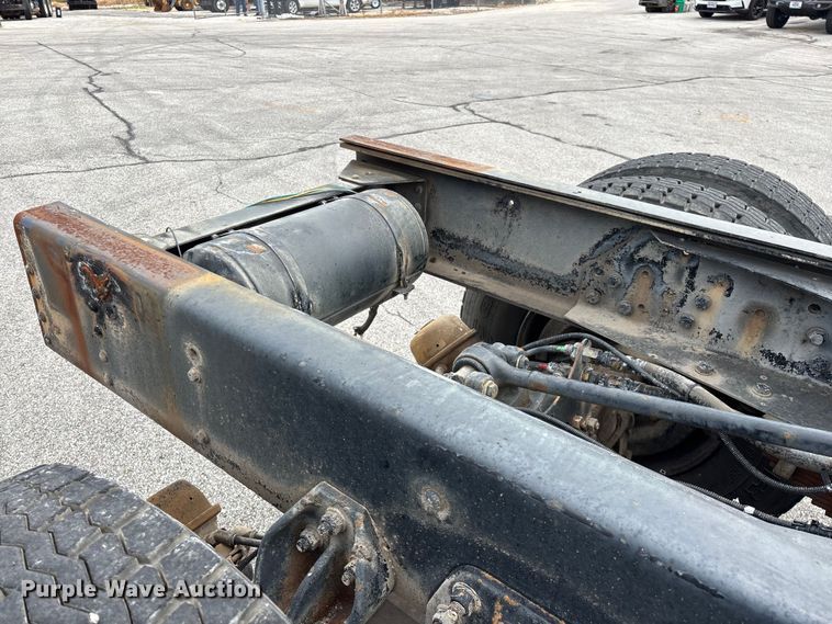 image for item FG0571 1999 Chevrolet C8500 truck cab and chassis