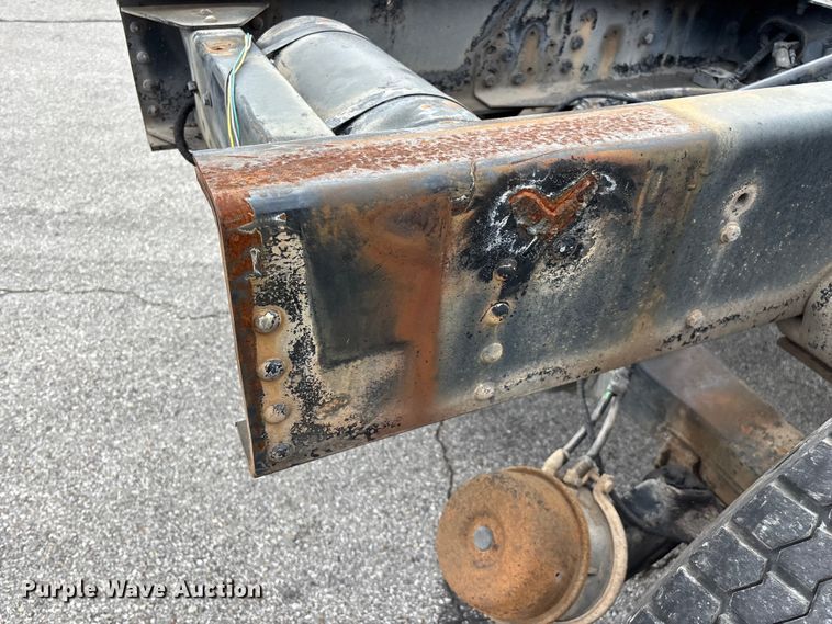 image for item FG0571 1999 Chevrolet C8500 truck cab and chassis