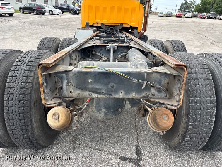 image for item FG0571 1999 Chevrolet C8500 truck cab and chassis