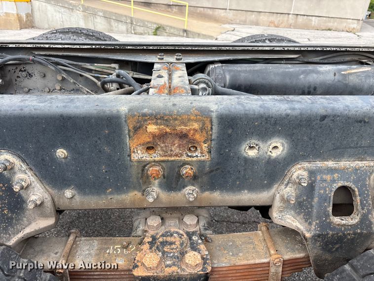 image for item FG0571 1999 Chevrolet C8500 truck cab and chassis