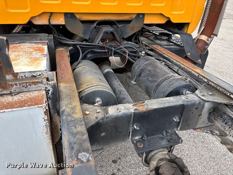 image for item FG0571 1999 Chevrolet C8500 truck cab and chassis
