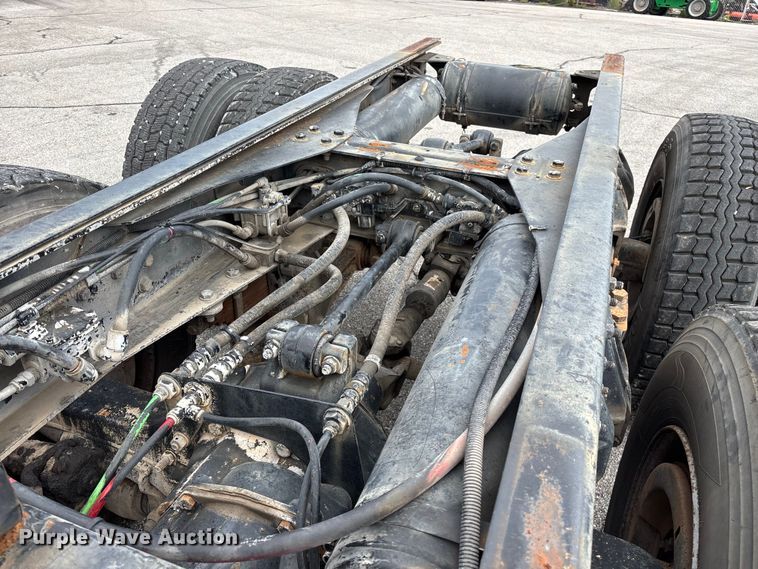 image for item FG0571 1999 Chevrolet C8500 truck cab and chassis