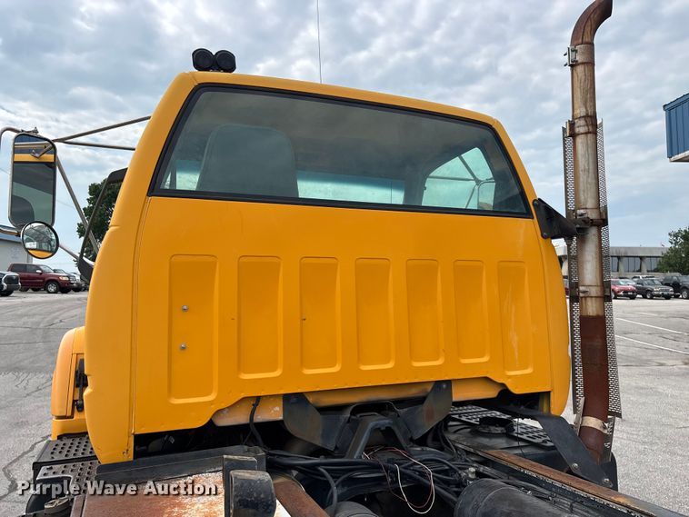 image for item FG0571 1999 Chevrolet C8500 truck cab and chassis